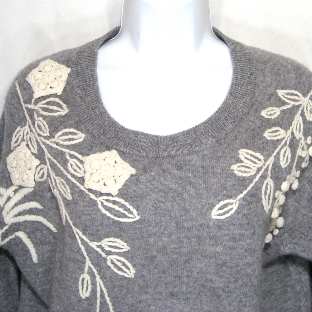 Tahari Embroidered Shoulders 100% 2ply Cashmere Crew Neck Sweater Grey - Picture 7 of 8